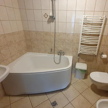 Frühstückspension Lesny Dwor - Sniadanie I Parking W Cenie Neustettin